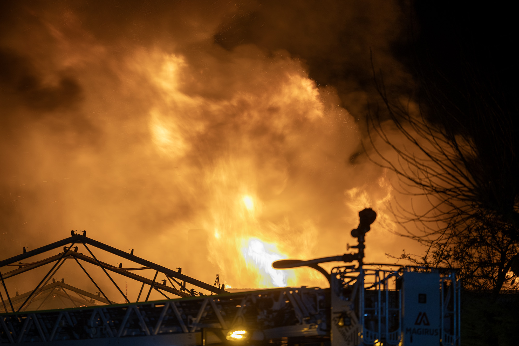Zeer grote brand in pand met vuurwerkverkoop