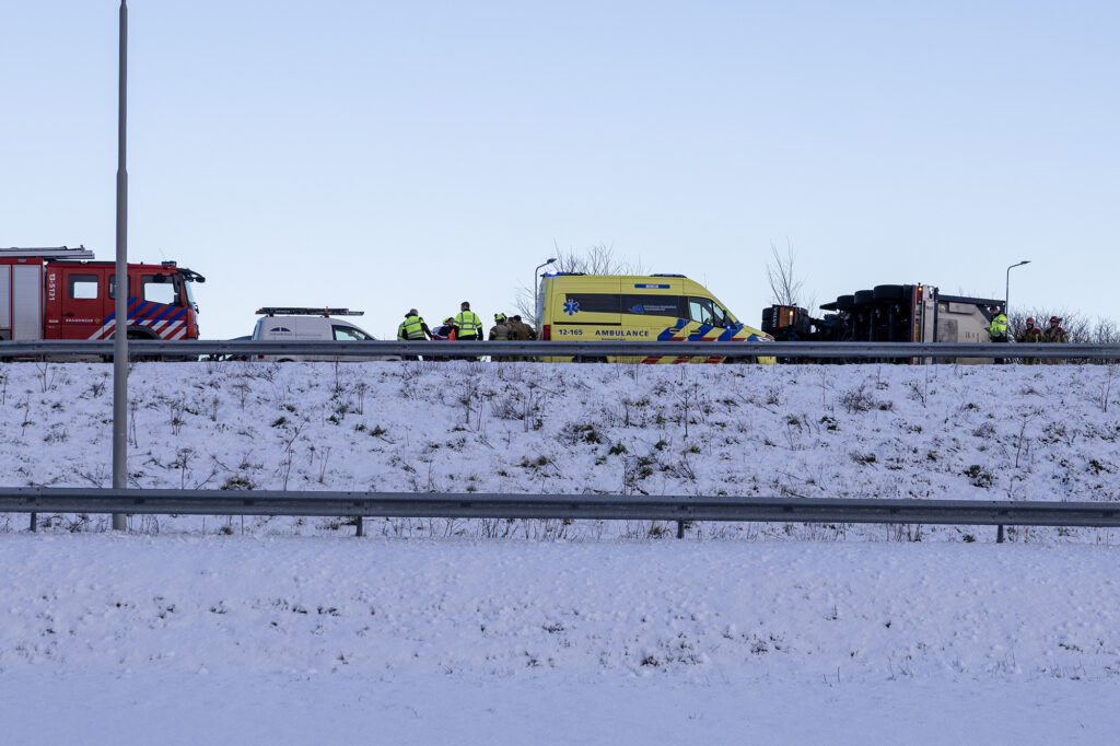Vrachtwagen kantelt bij ongeval op A5 bij Hoofddorp - 112 Nederland