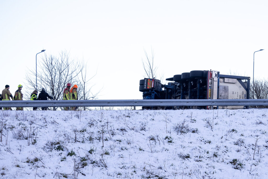 Vrachtwagen kantelt bij ongeval op A5 bij Hoofddorp - 112 Nederland