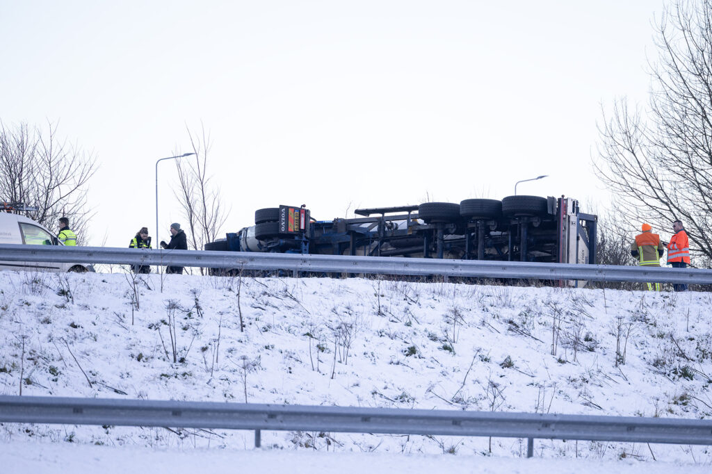 Vrachtwagen kantelt bij ongeval op A5 bij Hoofddorp - 112 Nederland