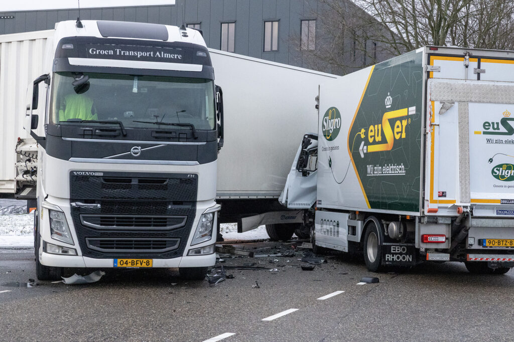 Veel schade bij aanrijding vrachtwagens door gladheid Bornhout Amsterdam - 112 Nederland