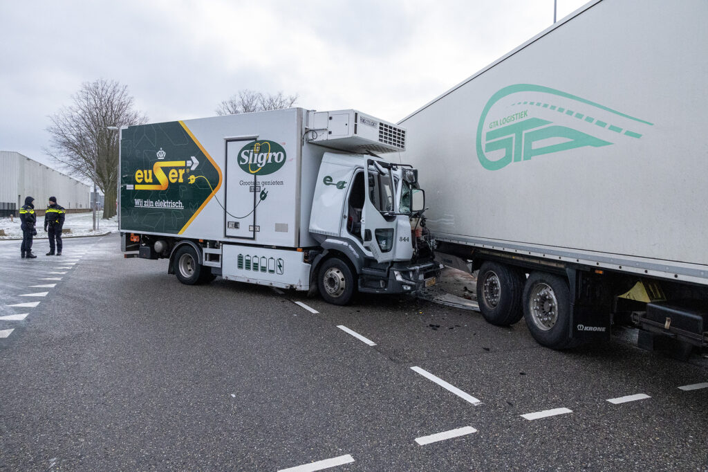 Veel schade bij aanrijding vrachtwagens door gladheid Bornhout Amsterdam - 112 Nederland