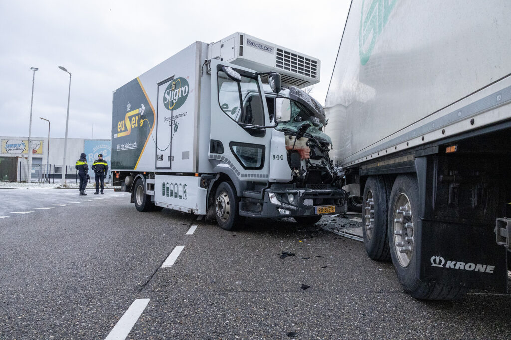 Veel schade bij aanrijding vrachtwagens door gladheid Bornhout Amsterdam - 112 Nederland