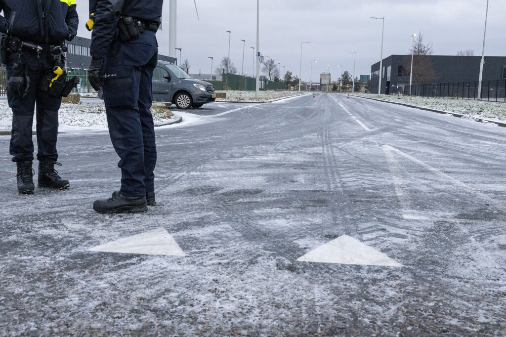 Veel schade bij aanrijding vrachtwagens door gladheid Bornhout Amsterdam - 112 Nederland
