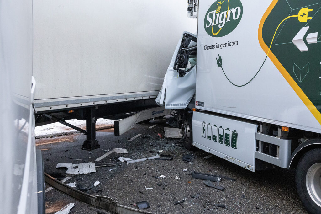 Veel schade bij aanrijding vrachtwagens door gladheid Bornhout Amsterdam - 112 Nederland