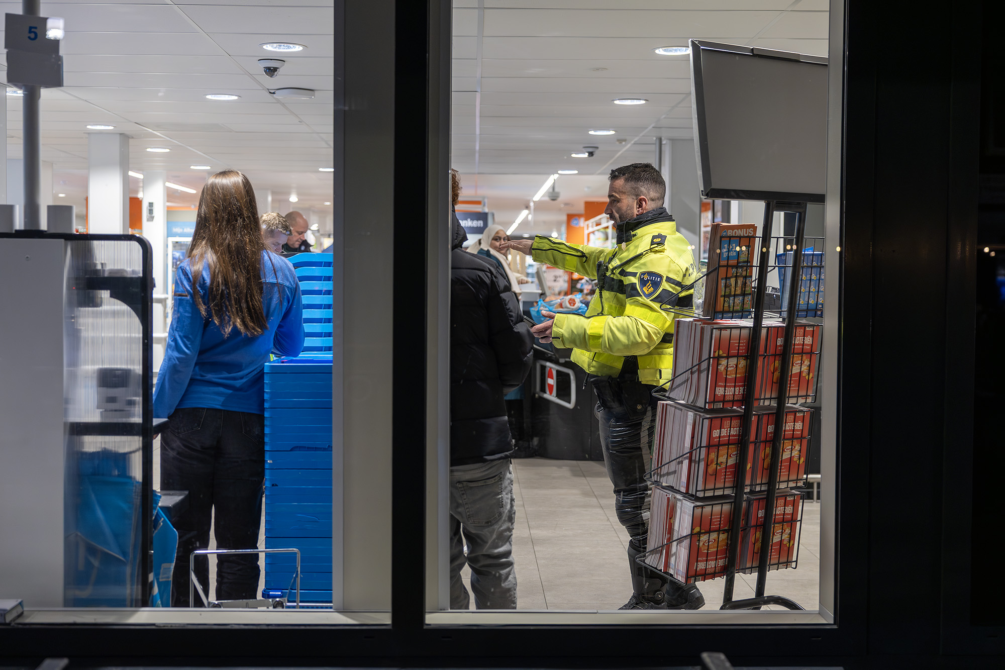 Politie zoekt man na overval Albert Heijn in Zwanenburg - 112 Nederland