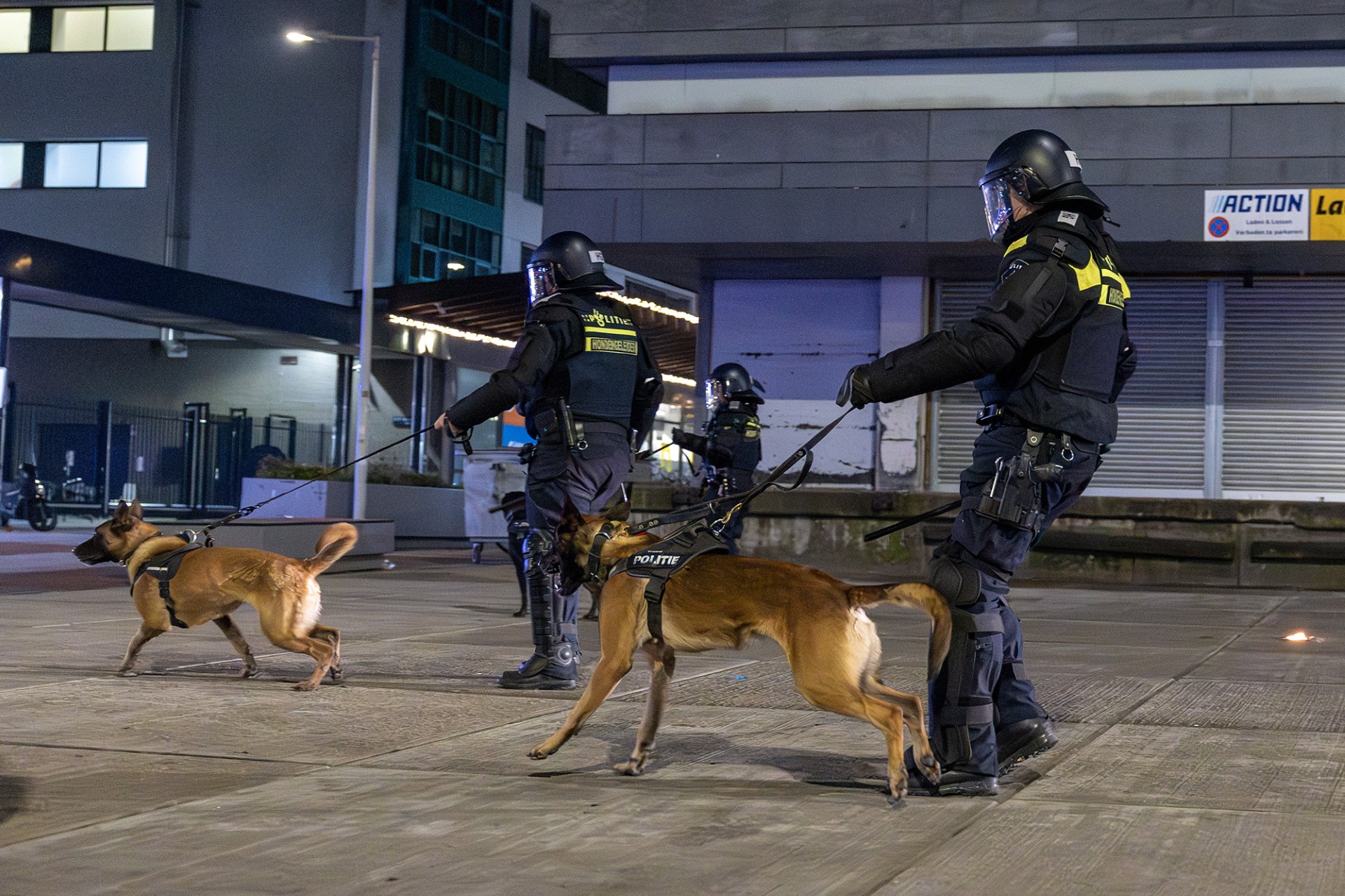 Politiehonden ingezet na onrust op plein 40-45
