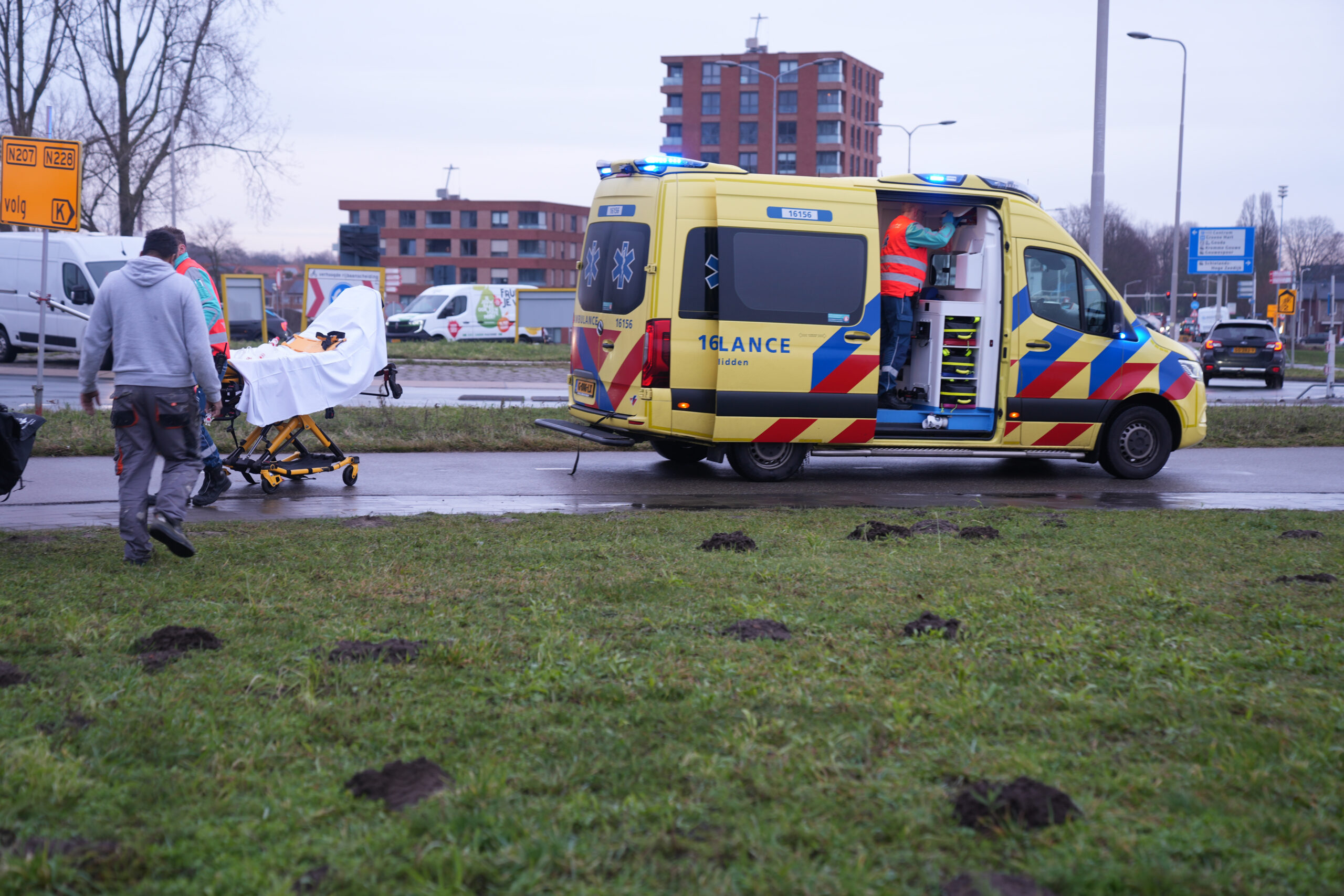 Brandweer redt slachtoffer uit voertuig Julianasluispad in Gouda - 112 Nederland