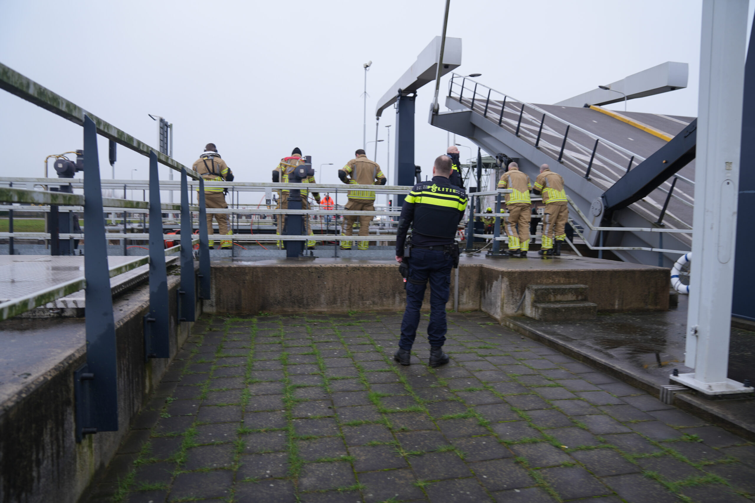Brandweer redt slachtoffer uit voertuig Julianasluispad in Gouda - 112 Nederland