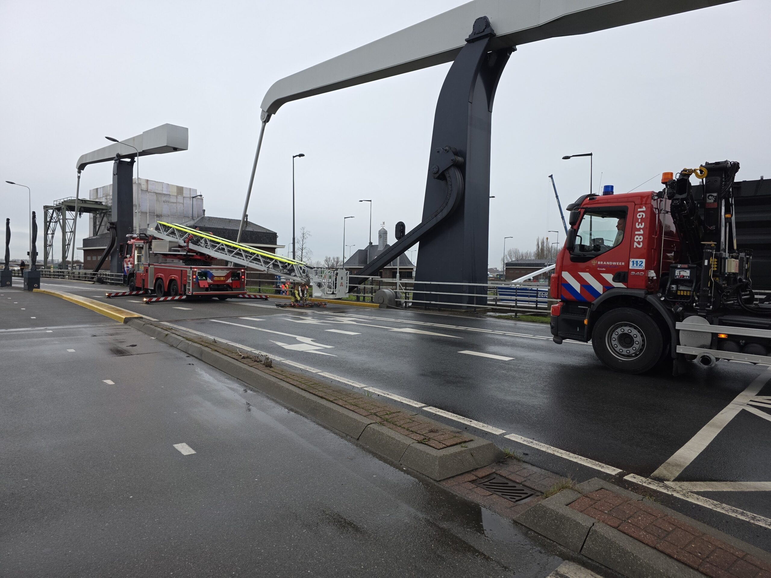 Brandweer redt slachtoffer uit voertuig Julianasluispad in Gouda - 112 Nederland