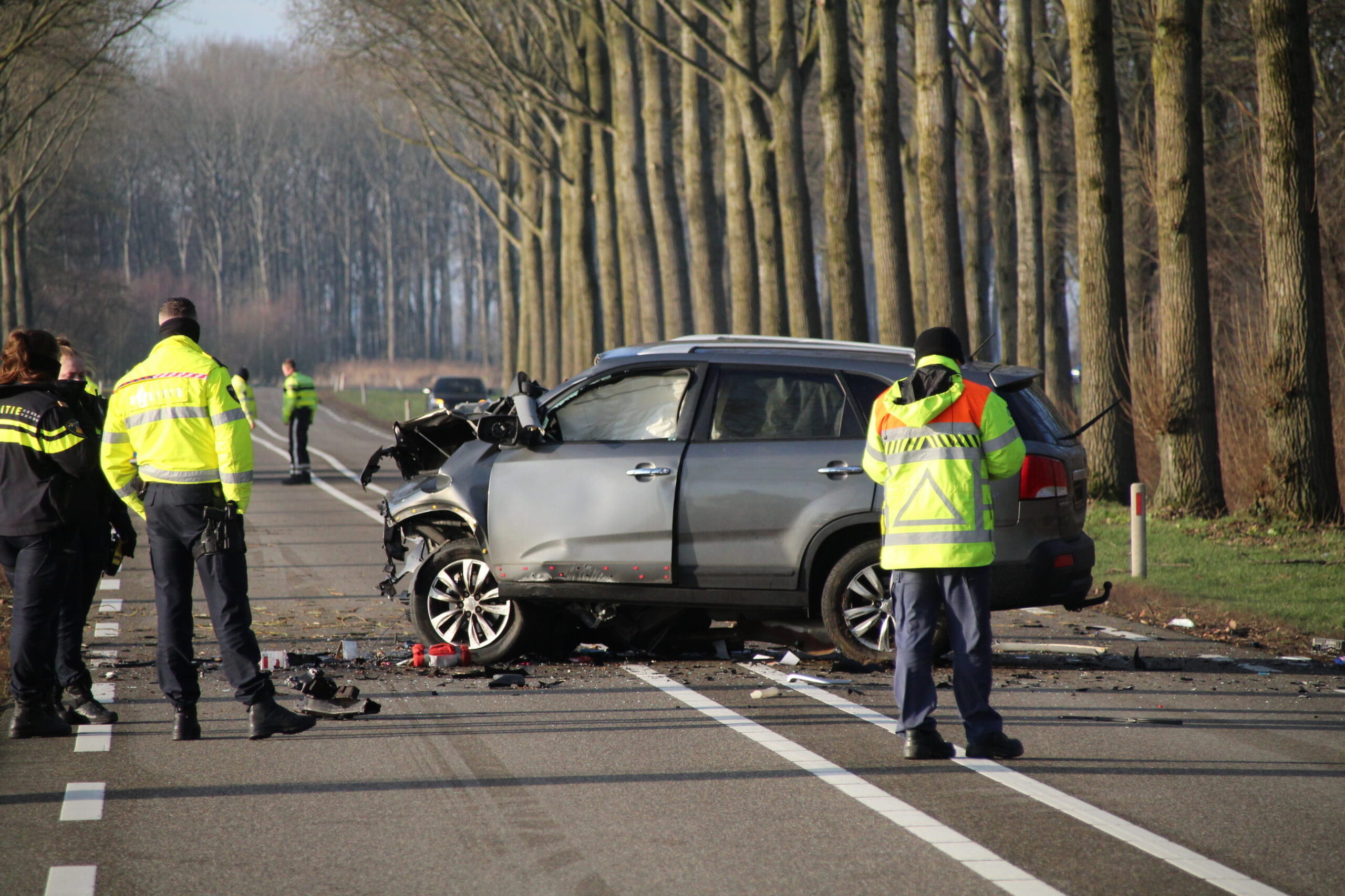 Dode nadat auto frontaal tegen boom rijdt