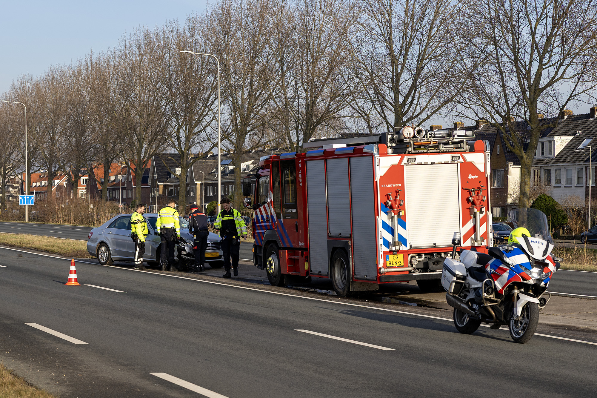 Auto botst tegen brandweerwagen