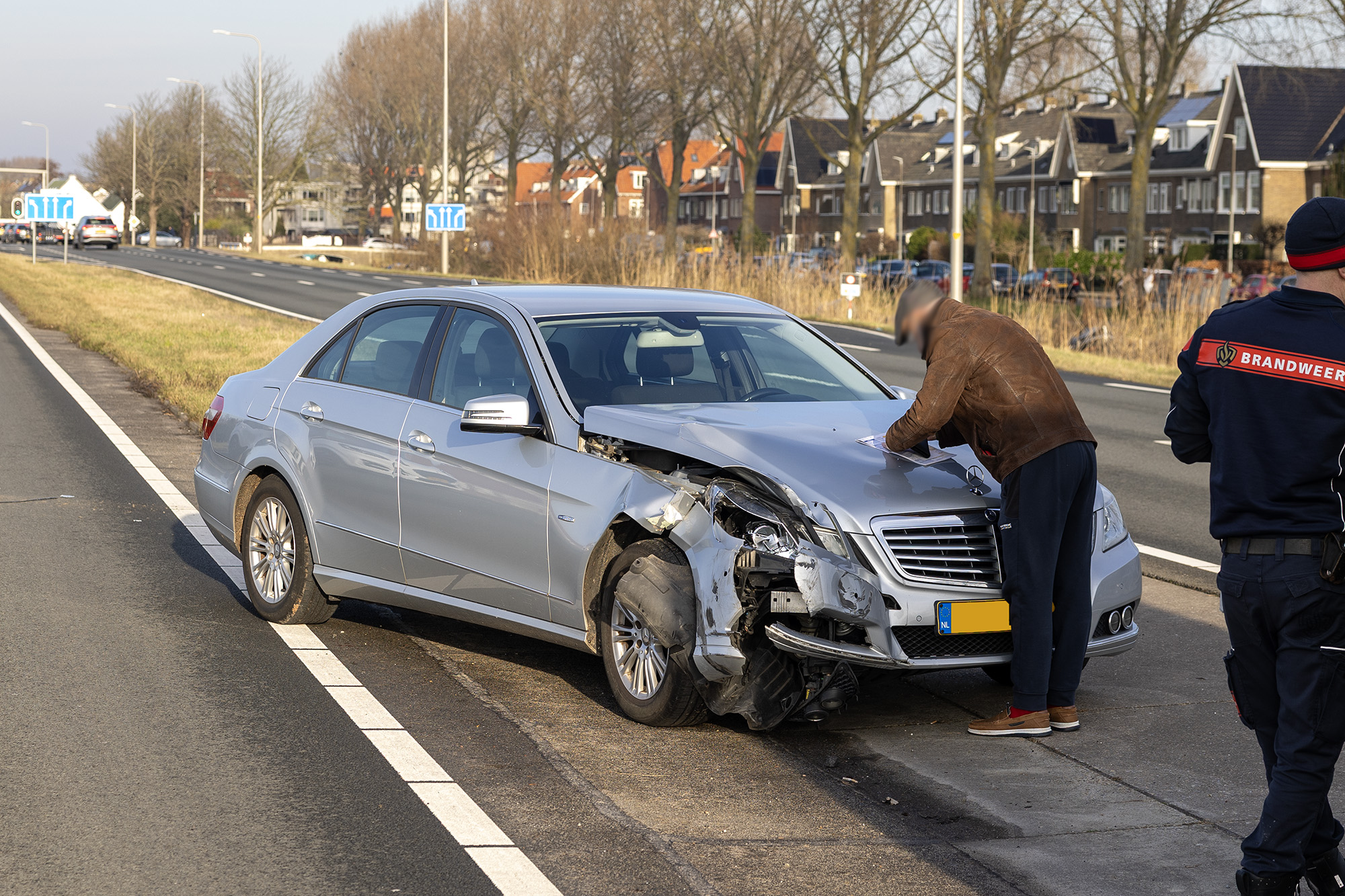 Automobilist botst tegen brandweerwagen op N208 in Haarlem - 112 Nederland