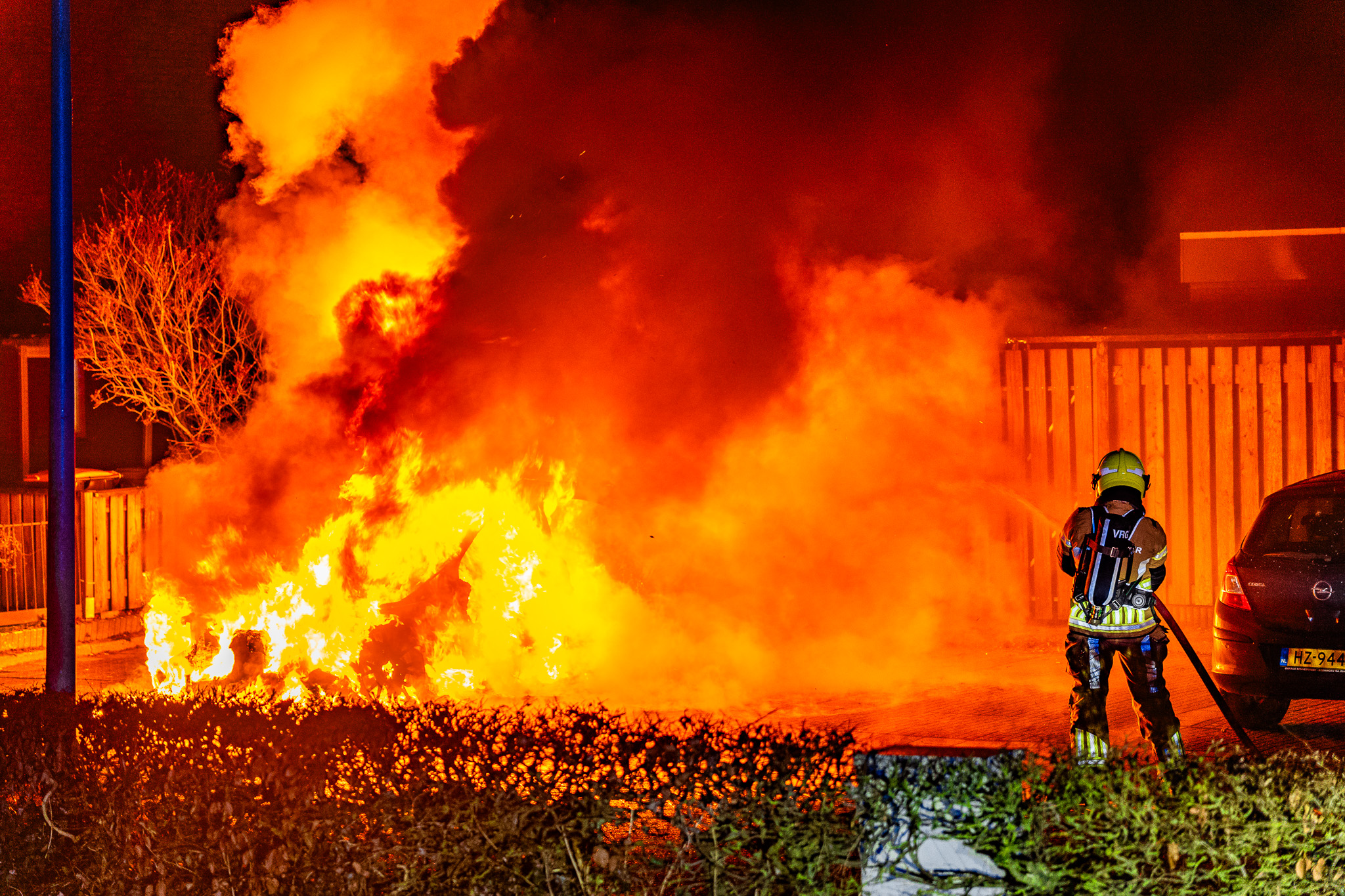 Auto in lichterlaaie bij laadpaal