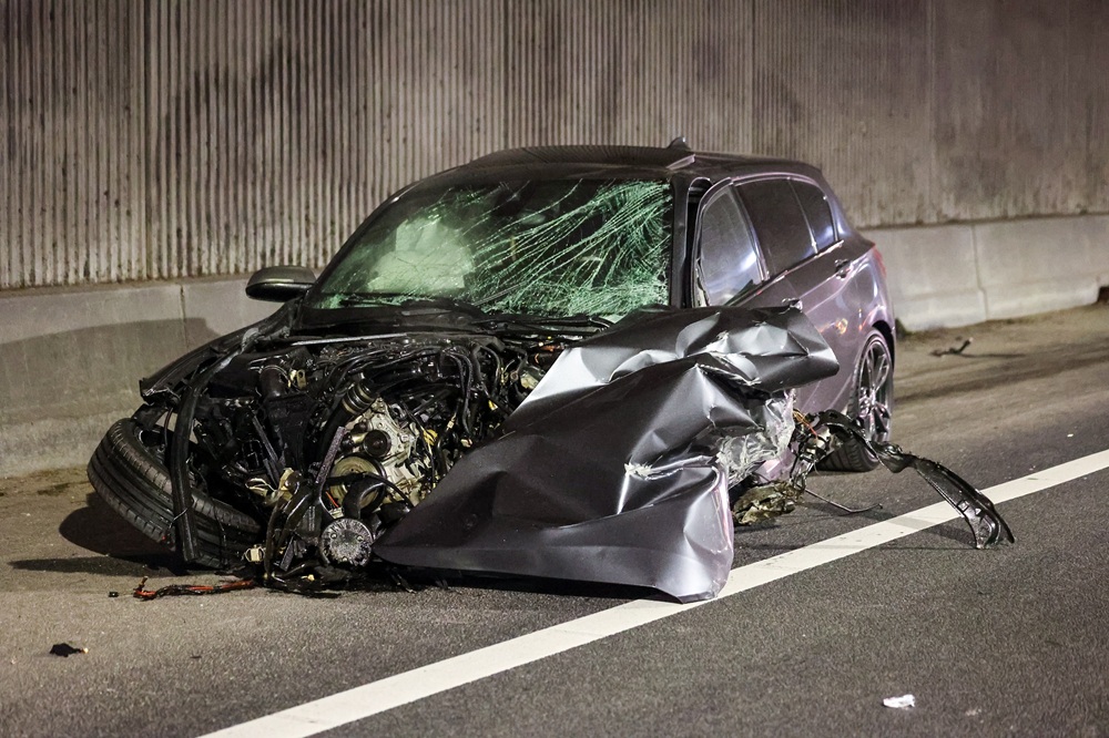 Auto crasht op snelweg, inzittende gewond