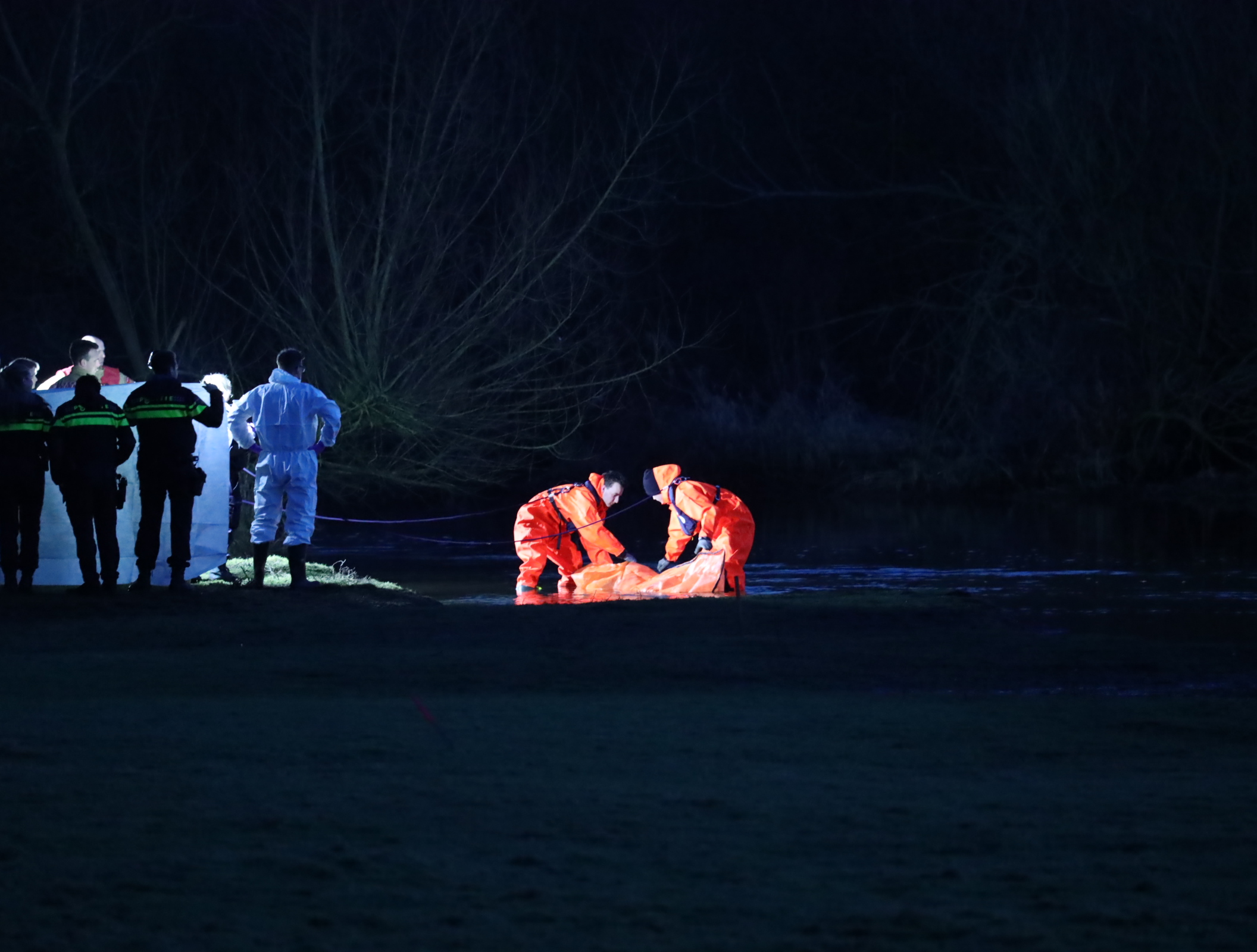 Politie haalt levenloos lichaam uit het water