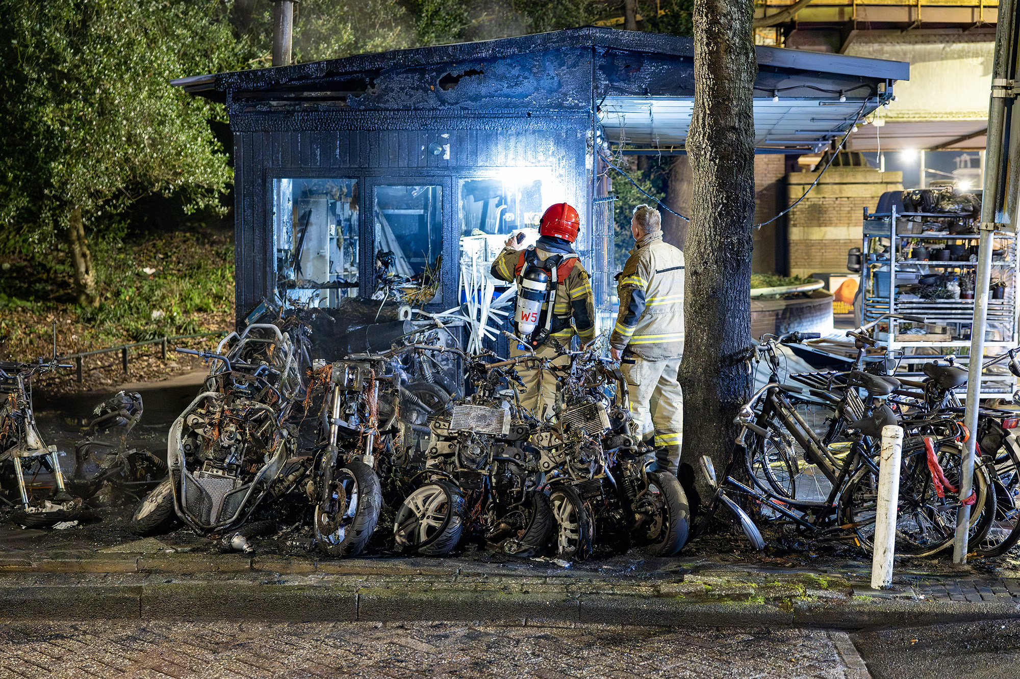 Zeven scooters uitgebrand bij bloemenwinkel