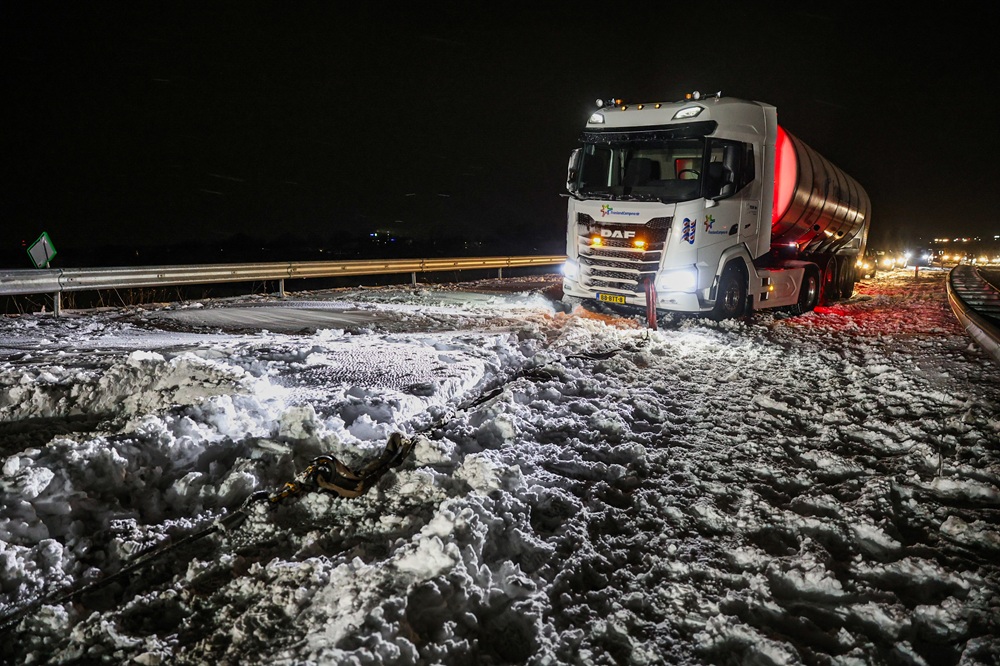 Snelweg dicht door geschaarde vrachtwagen