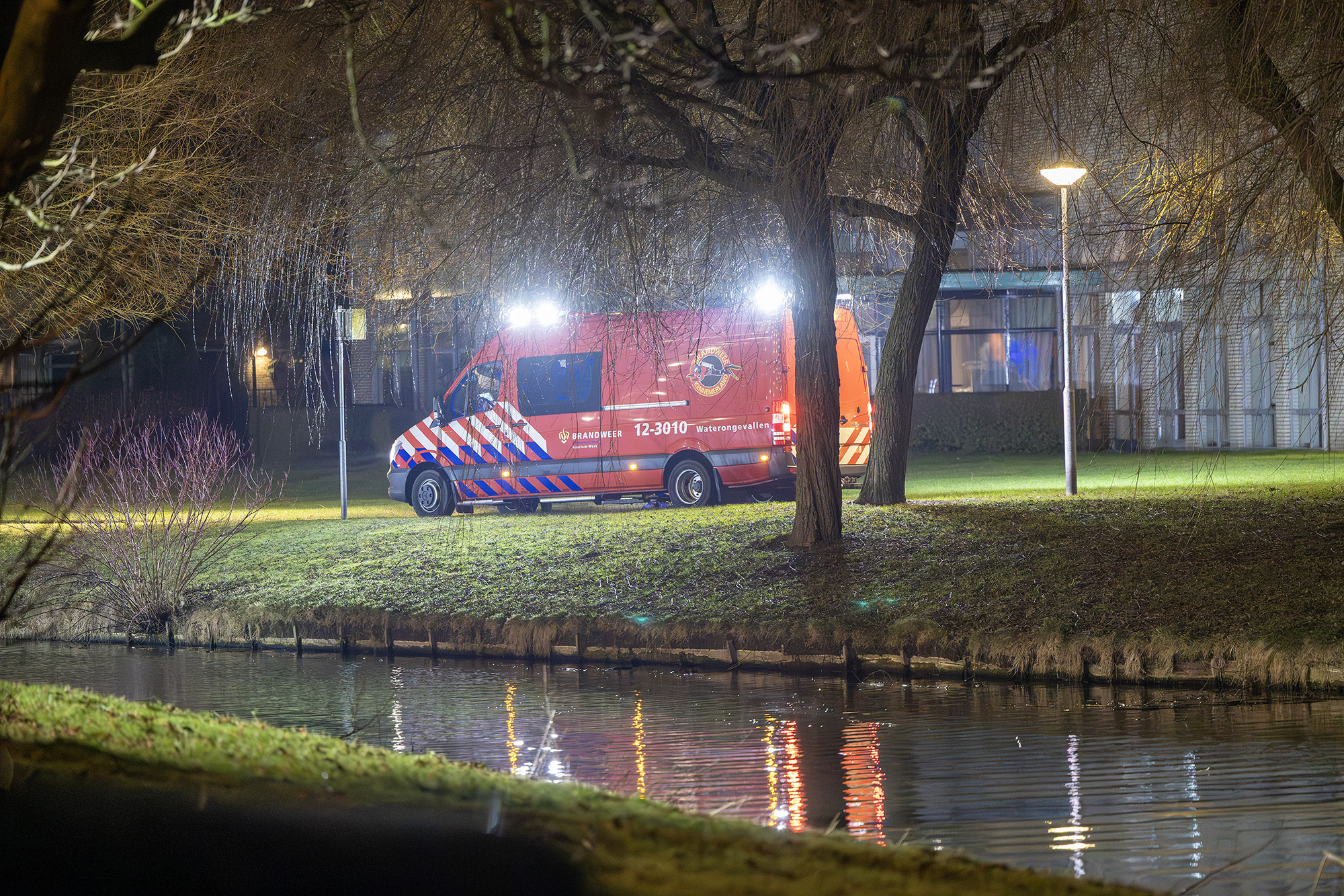 Zoekactie naar vermiste persoon in water bij Luxemburglaan in Heemskerk - 112 Nederland