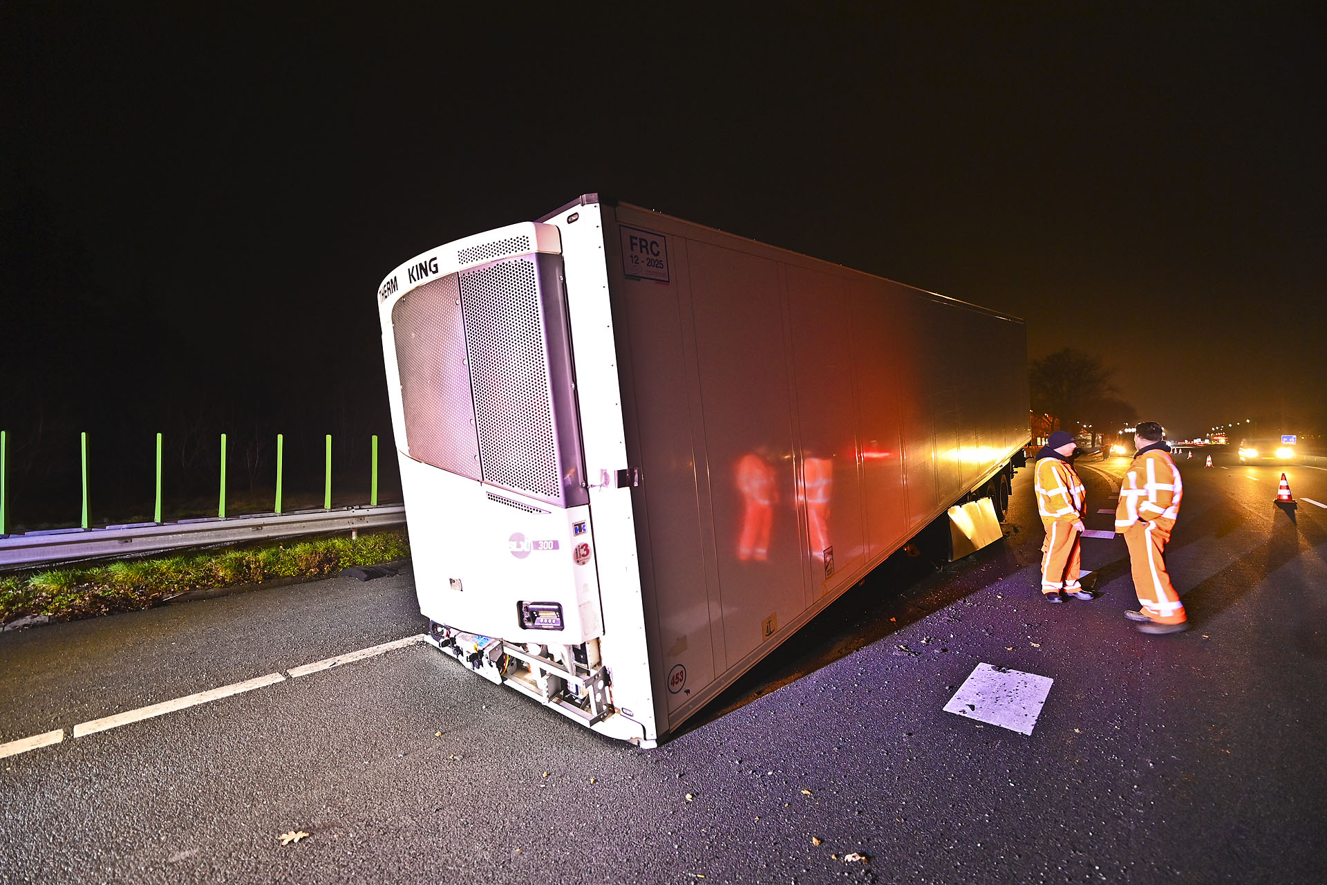 Vrachtwagen verliest trailer op snelweg