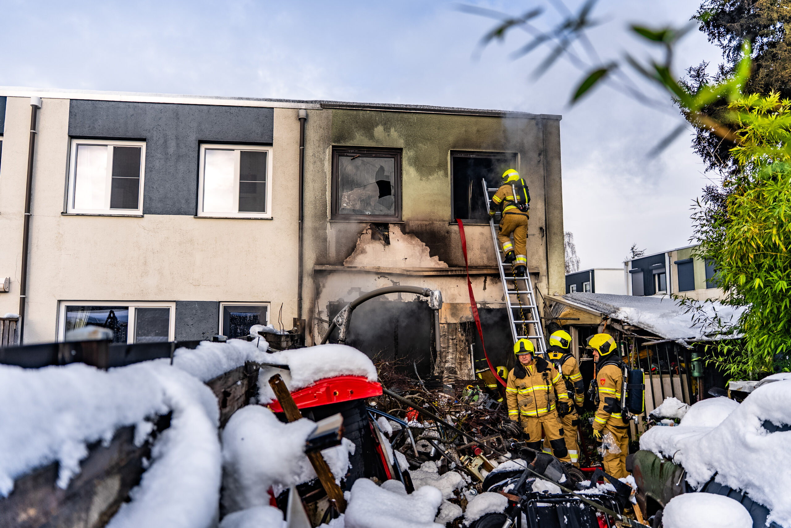 Bewoner zwaargewond bij grote woningbrand