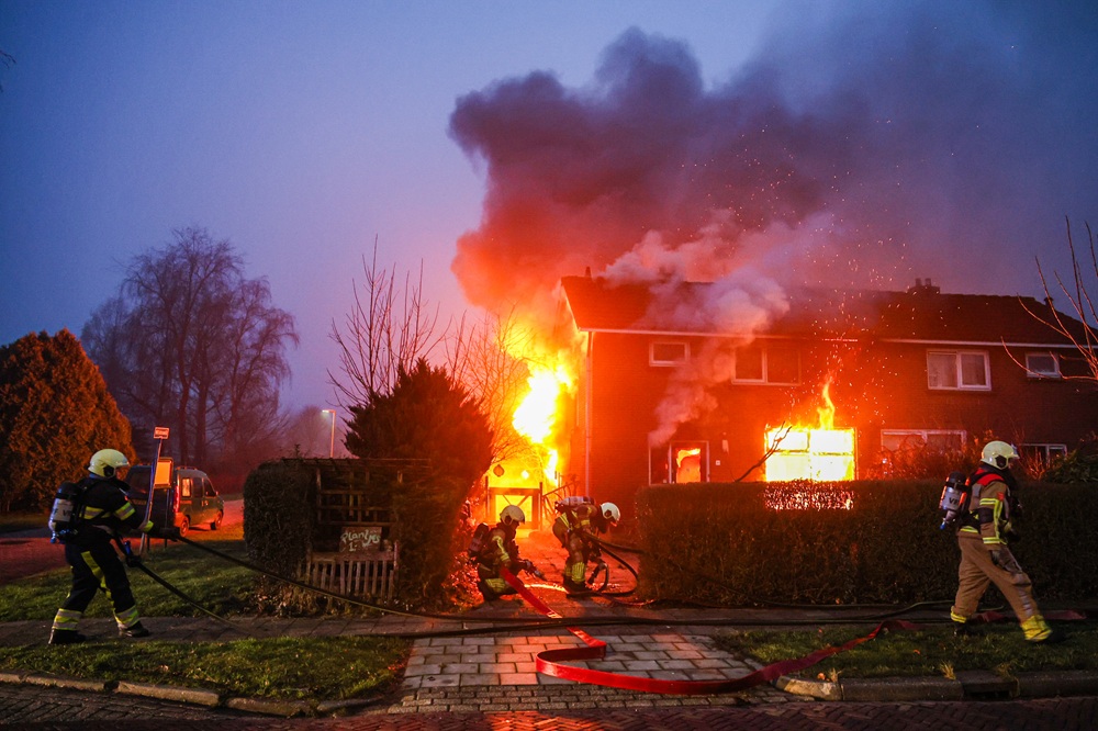 Uitslaande brand verwoest woning