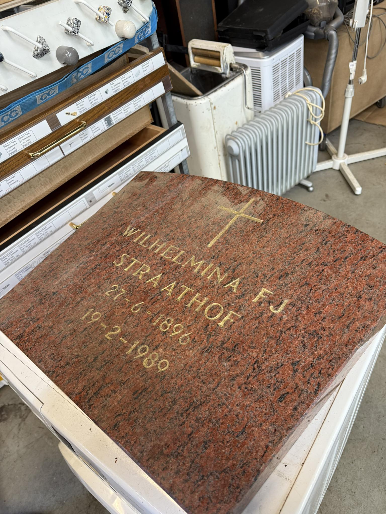 Kringloopwinkel zoekt nabestaanden van binnengebrachte grafsteen