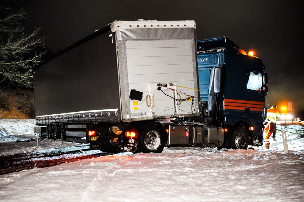 Vrachtwagen schaart door gladheid tijdens hevige sneeuwval