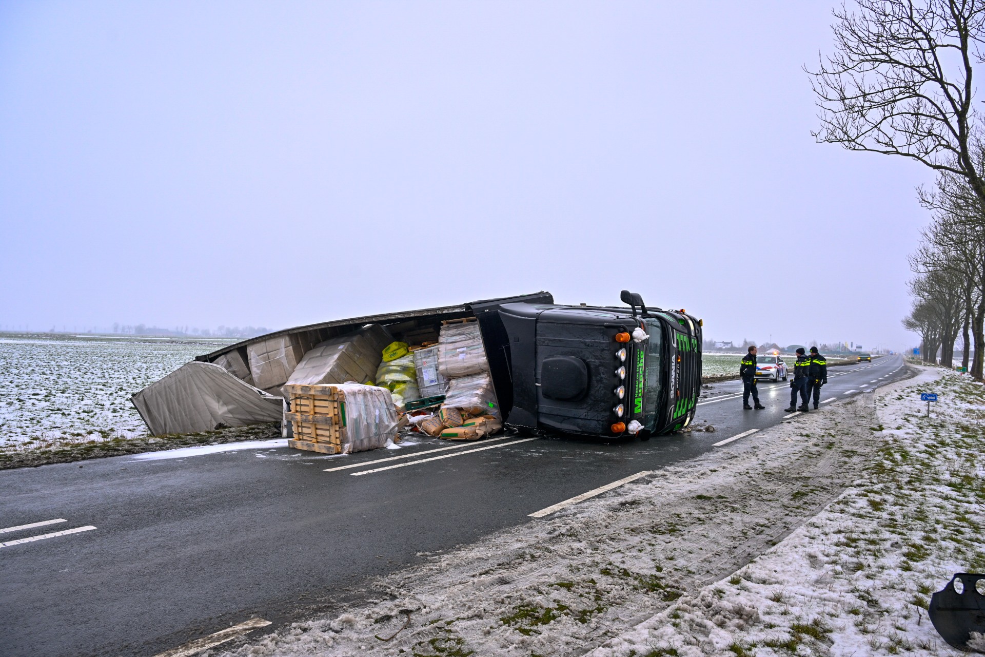 Vrachtwagen gekanteld, bestuurder gewond en rundervet gelekt
