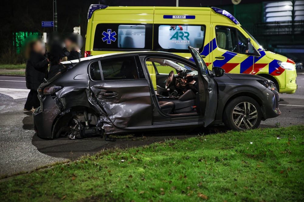 Veel schade door ongeval, vrouw gewond naar ziekenhuis