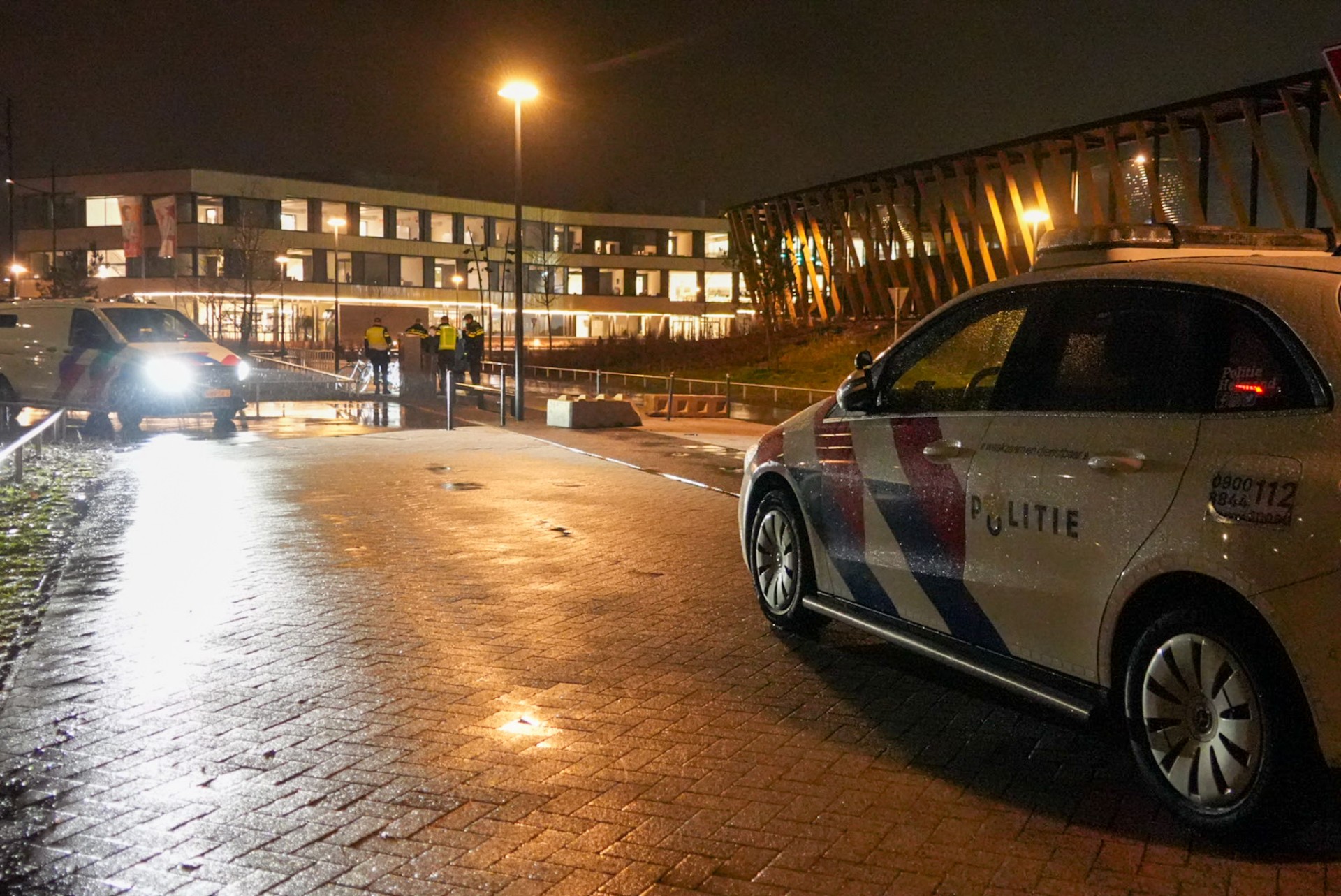 Vrouw met geweld van fiets beroofd door groep jongeren