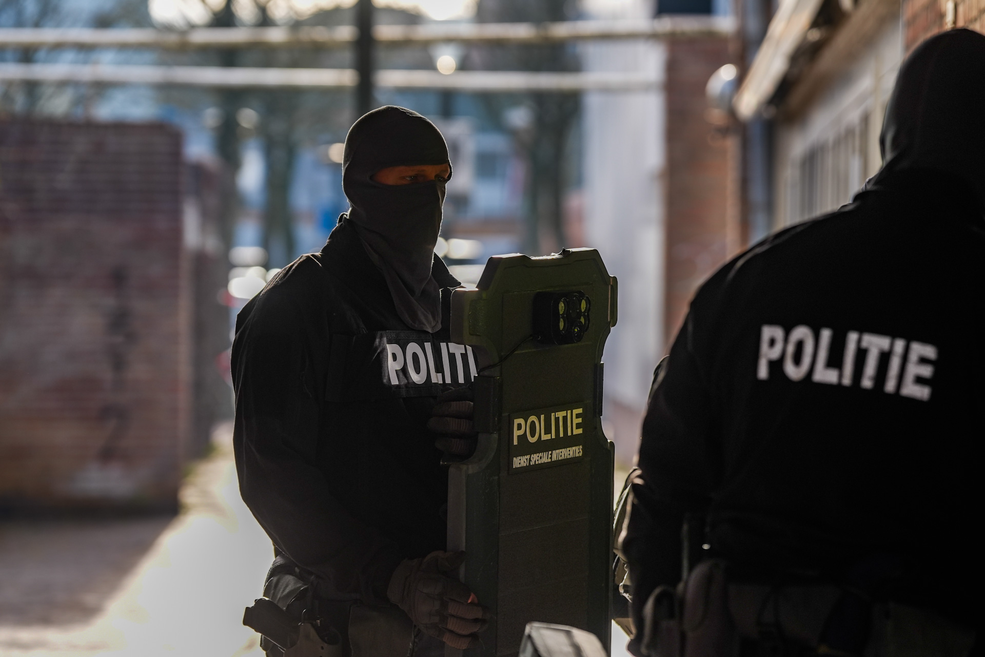 UPDATE: Vuurwapen en handelshoeveelheid drugs gevonden na politieactie