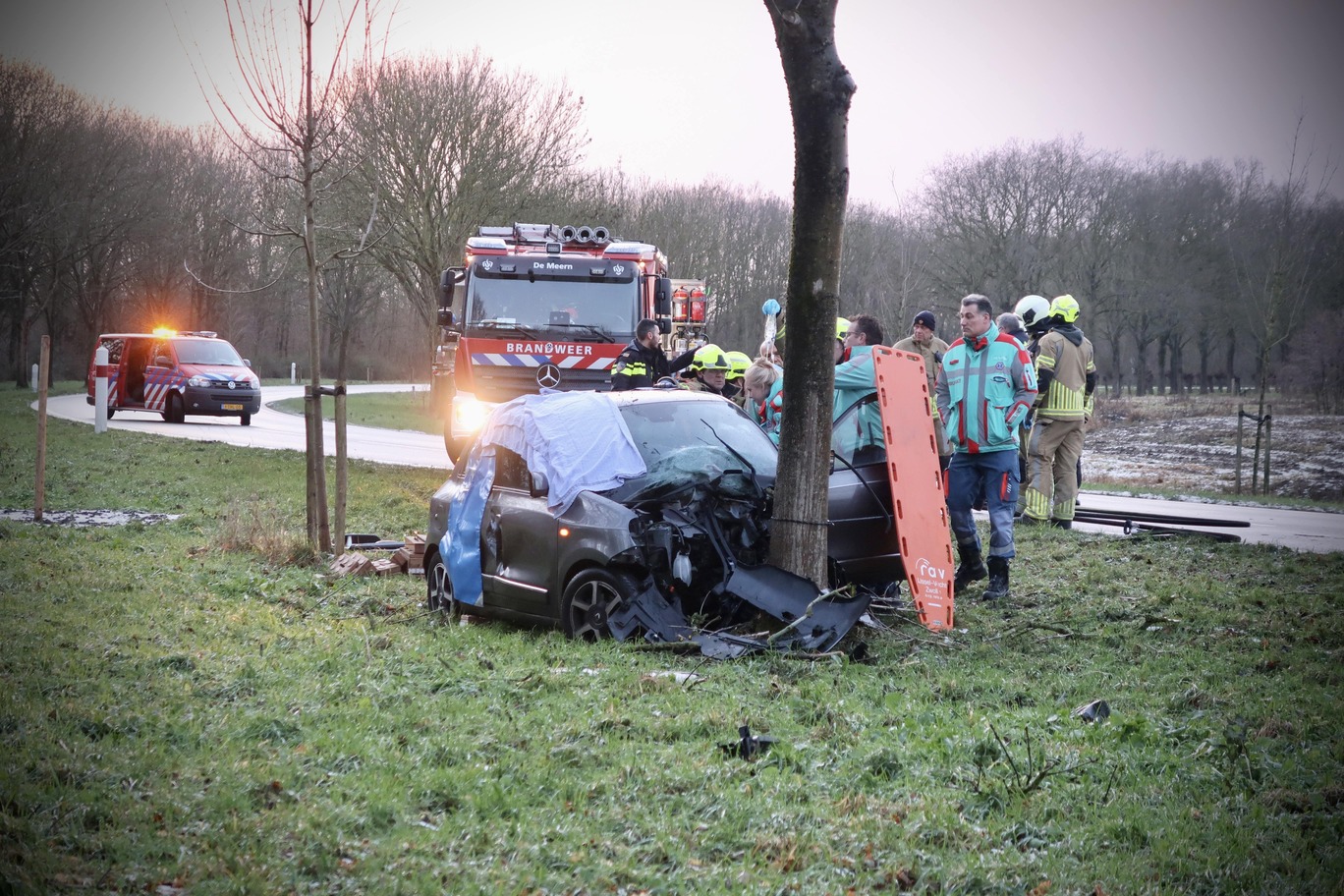 Automobilist zwaargewond na botsing tegen boom, traumahelikopter ingezet