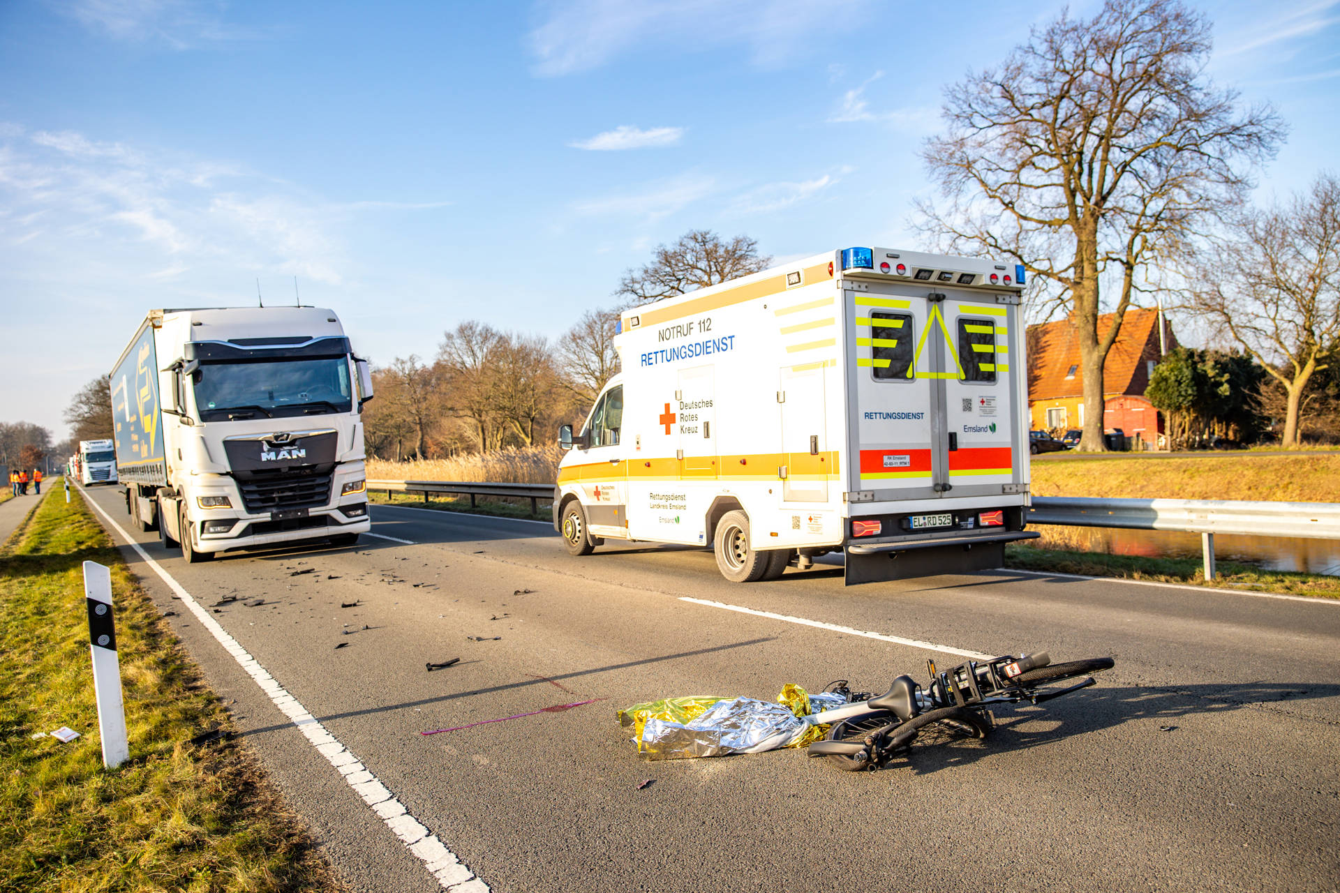 Elektrische fietser levensgevaarlijk gewond na botsing met vrachtwagen