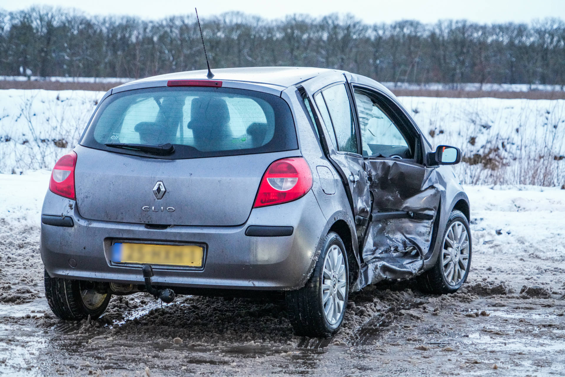 Driften gaat mis: twee auto’s botsen op parkeerplaats