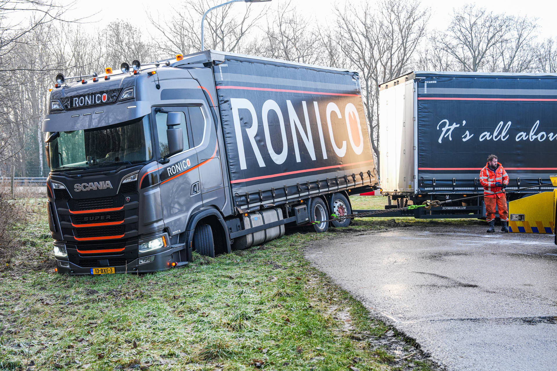 Twee vrachtwagens vast in berm door gladheid op industrieterrein