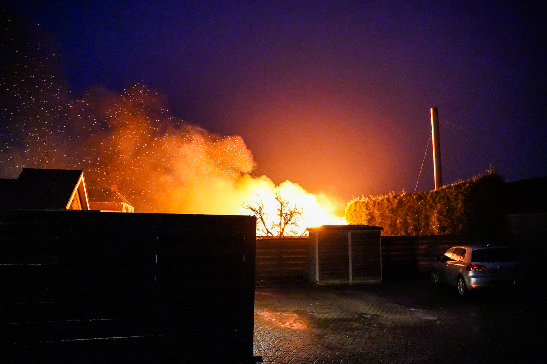 Brand in kassencomplex zorgt voor flinke rookontwikkeling over snelweg