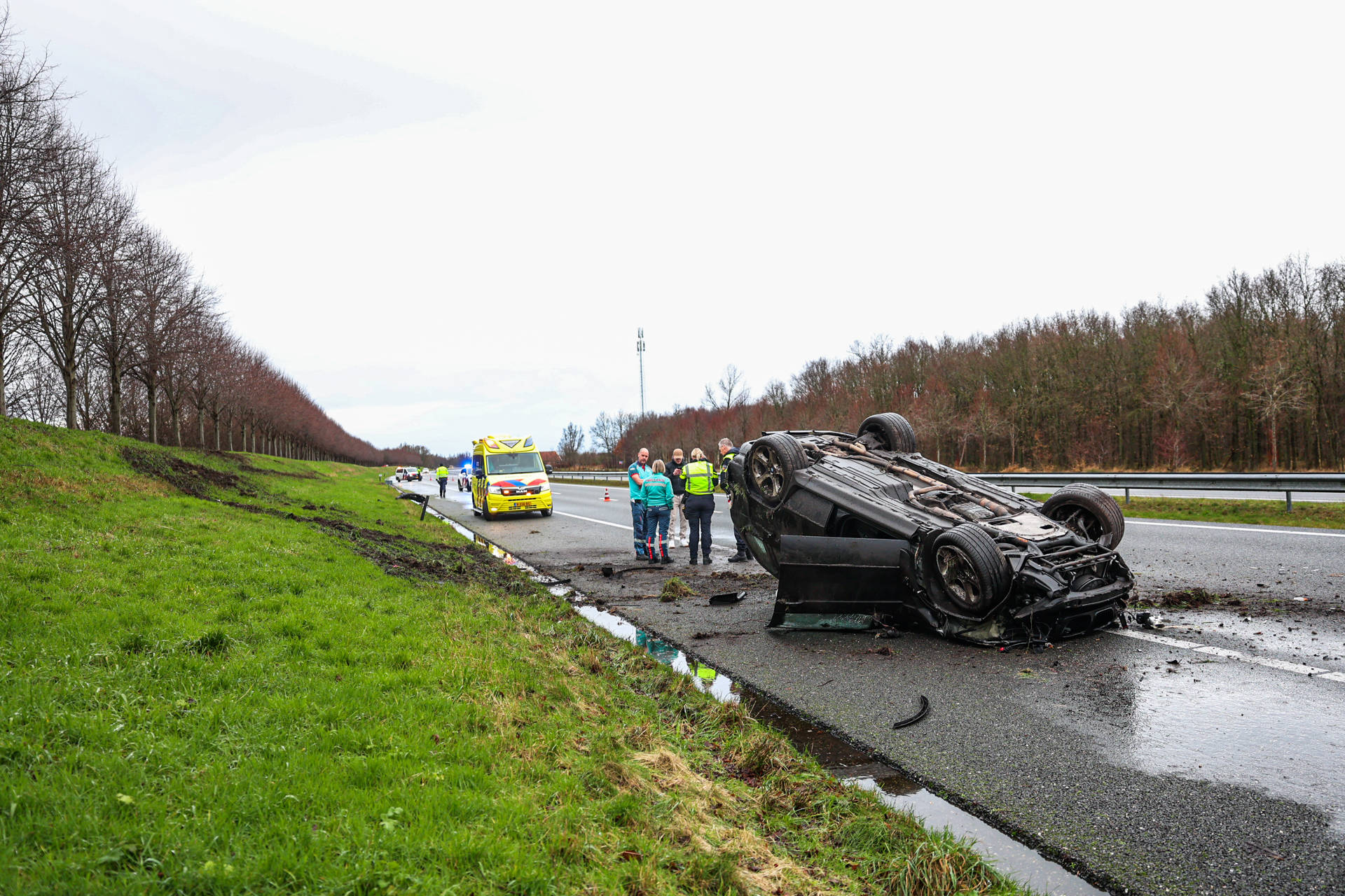 Auto slaat over de kop op snelweg, bestuurder aangehouden