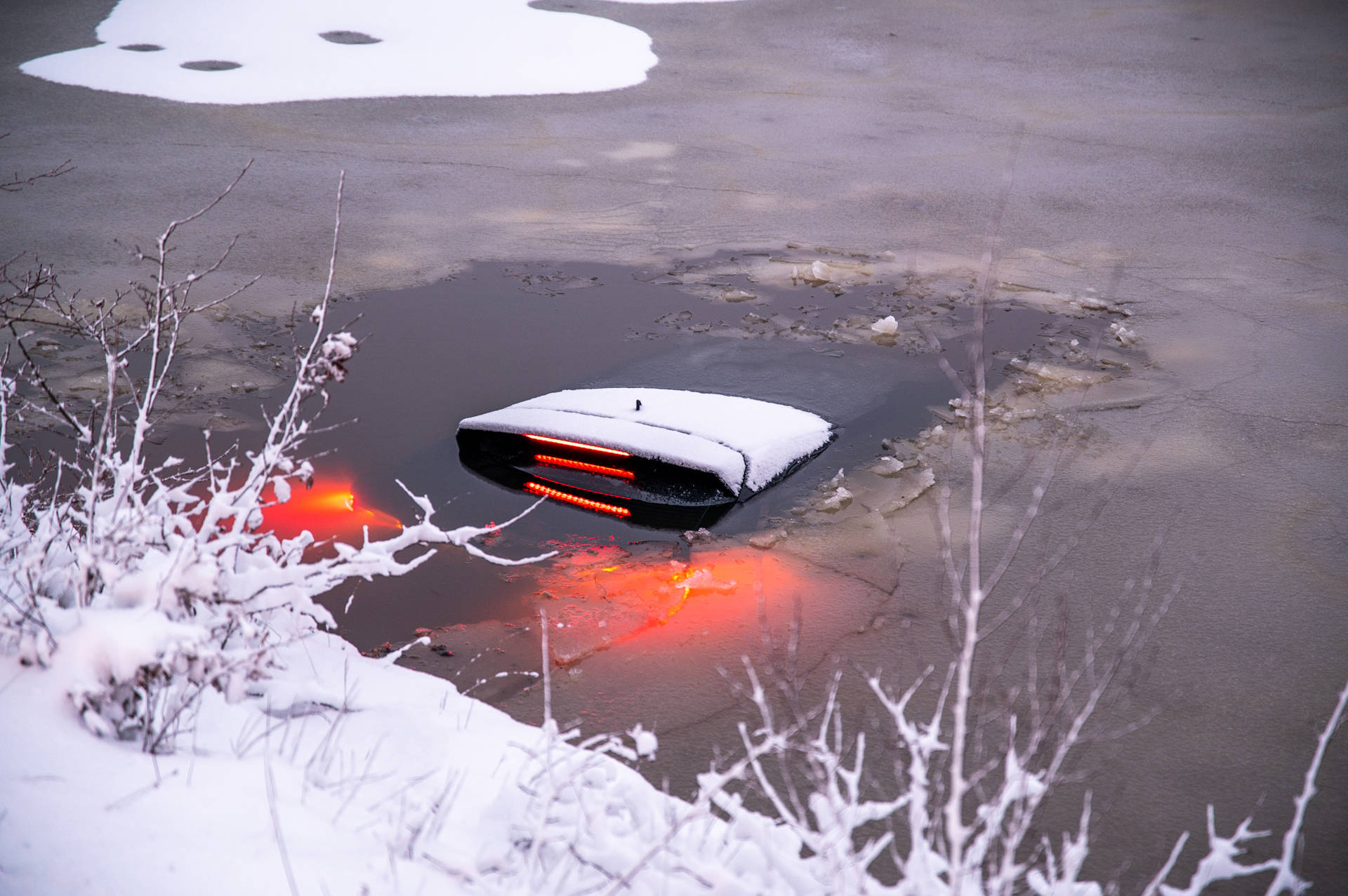 Auto glijdt door gladheid in bevroren water