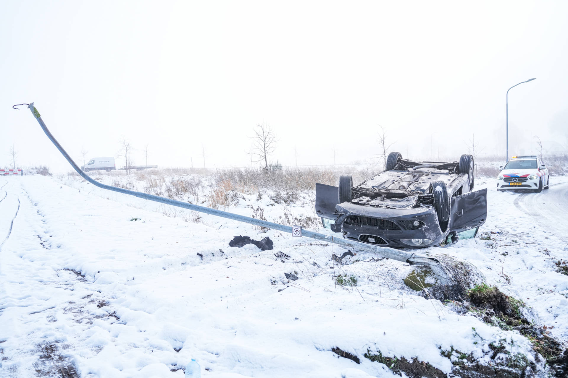 Auto slaat over de kop door gladheid