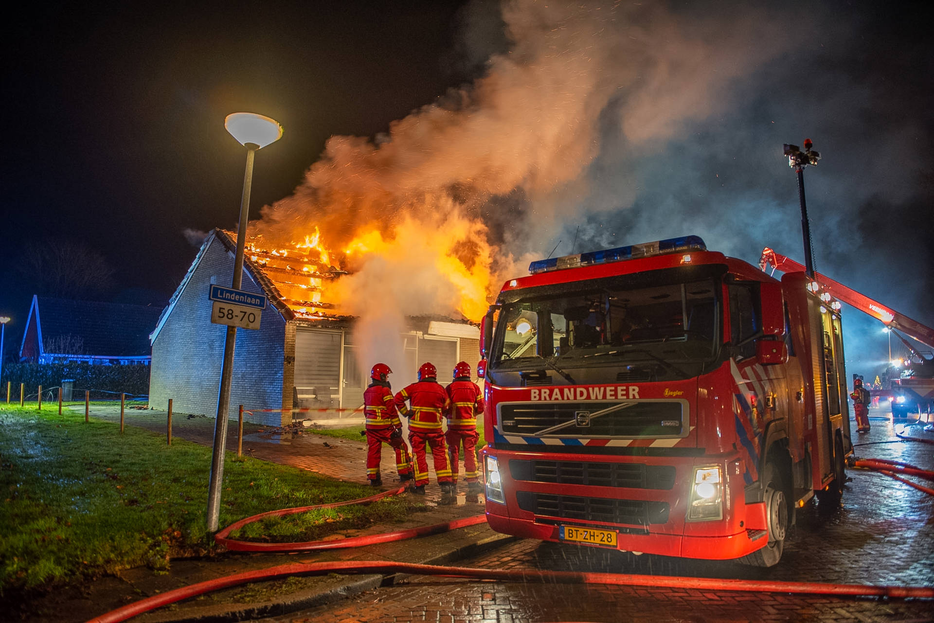 Grote brand verwoest meerdere woningen op nieuwjaarsnacht