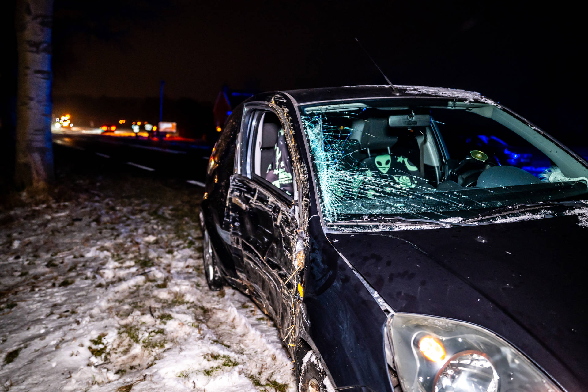 Bestuurder lichtgewond na eenzijdig ongeval, meerdere auto’s vast in sneeuw
