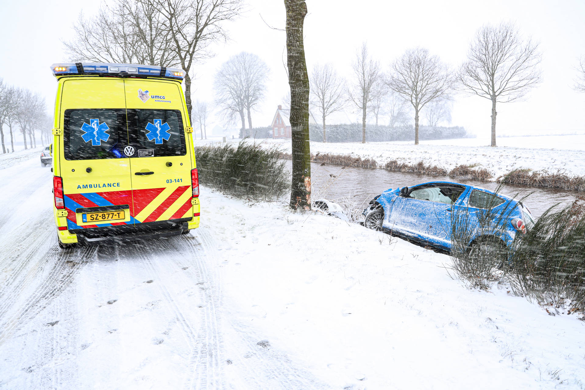 Auto glijdt van de weg en botst tegen boom