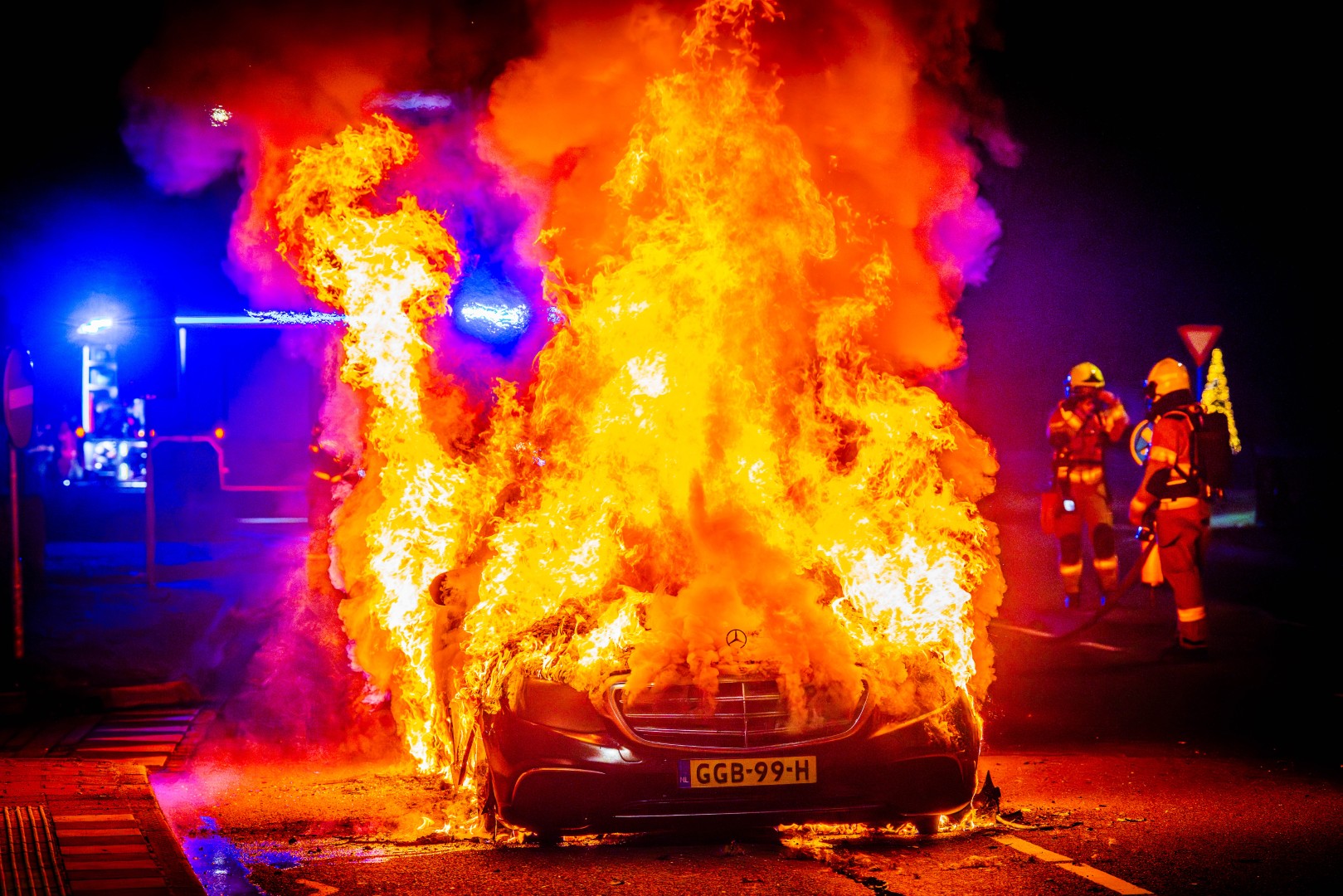 Rijdende auto vliegt in brand, brandstoftank raakt lek