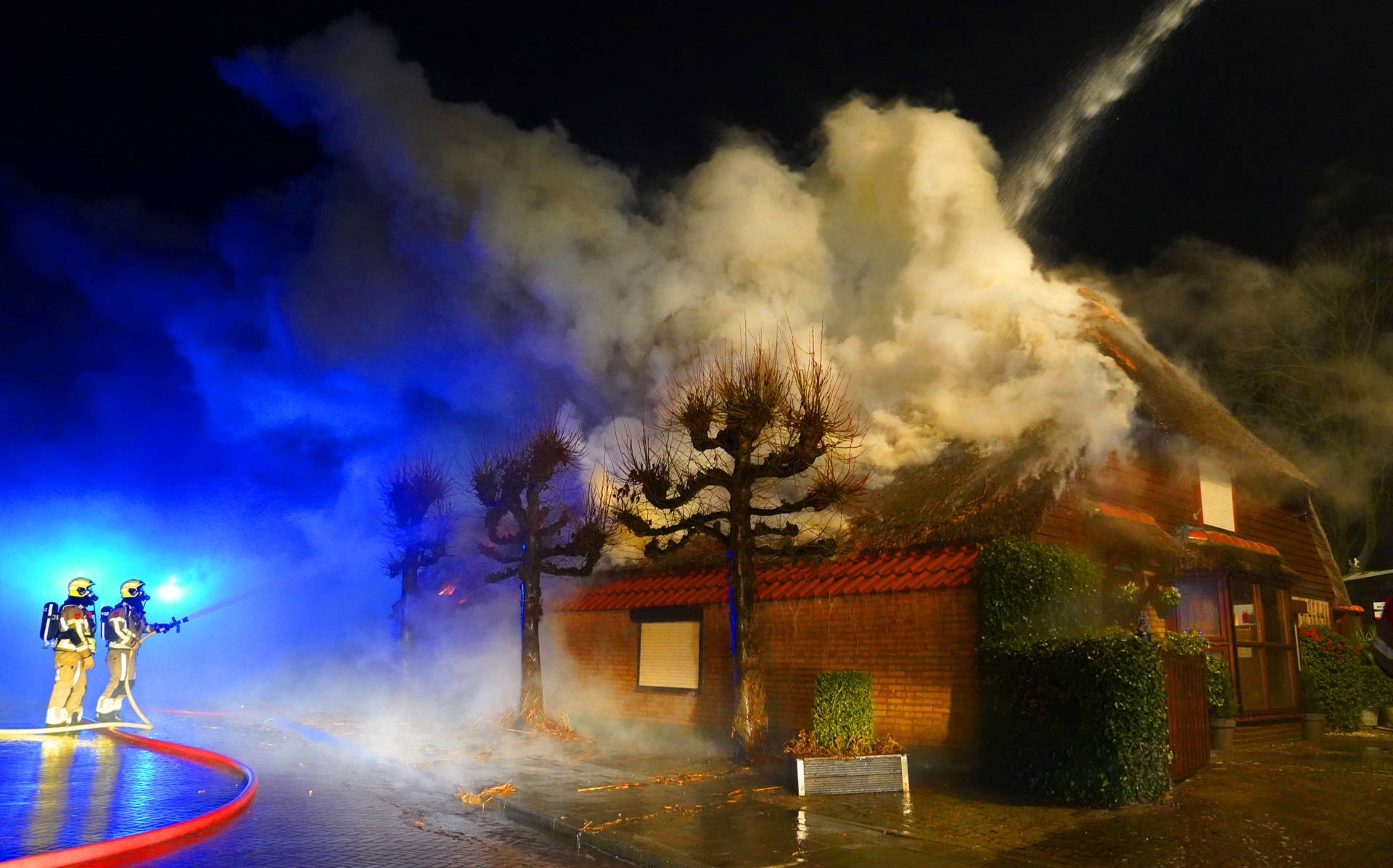 Woning met rieten kap verwoest door vermoedelijk vuurwerk