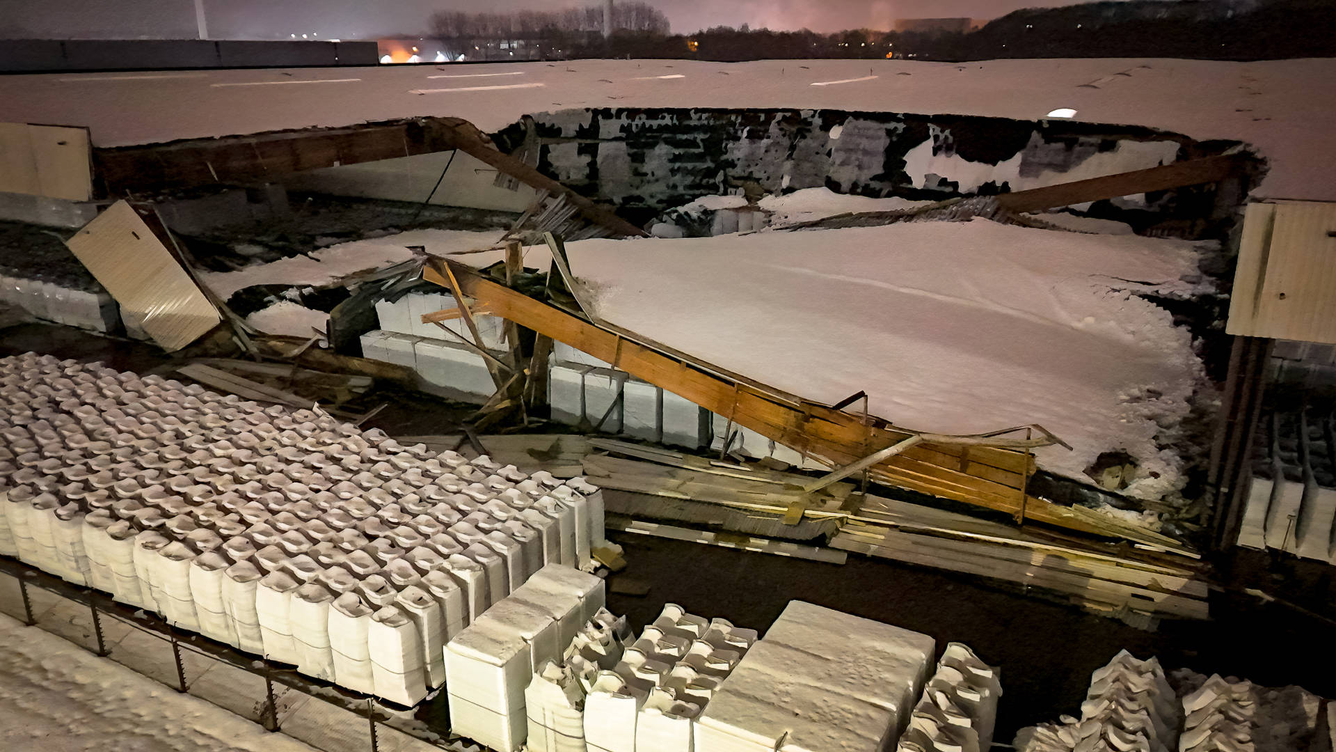 Dak van bedrijf ingestort, mogelijk door sneeuw