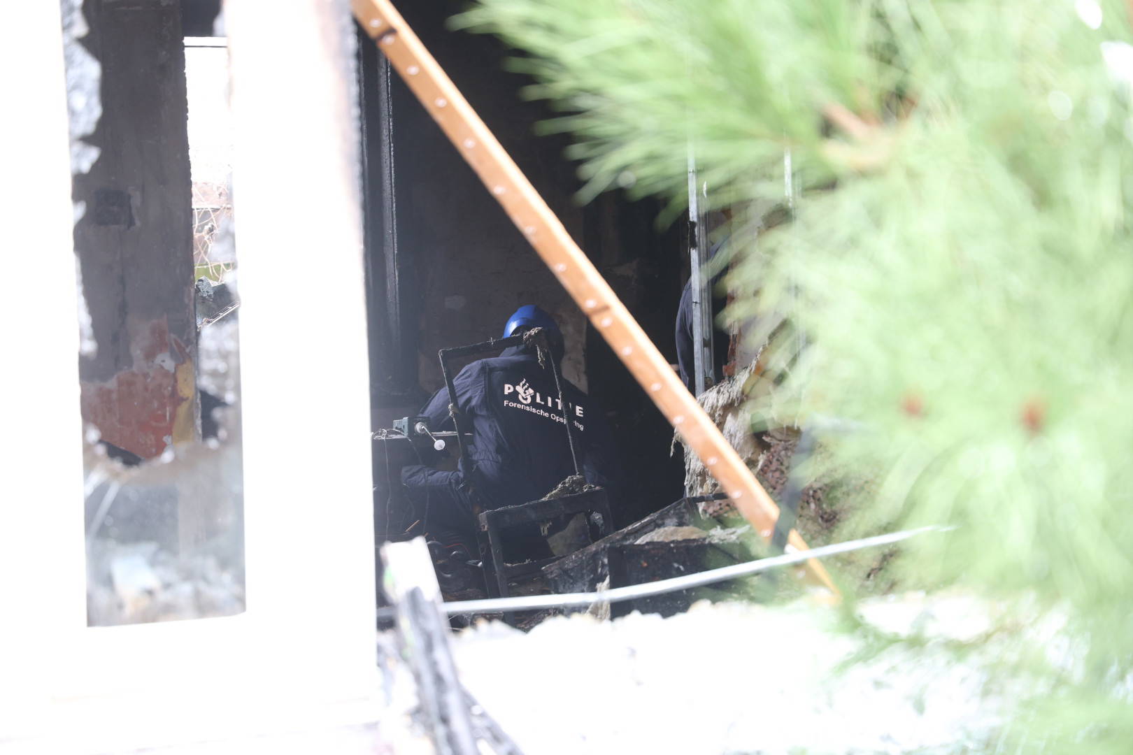 Politie zoekt twee personen na verwoestende woningbrand