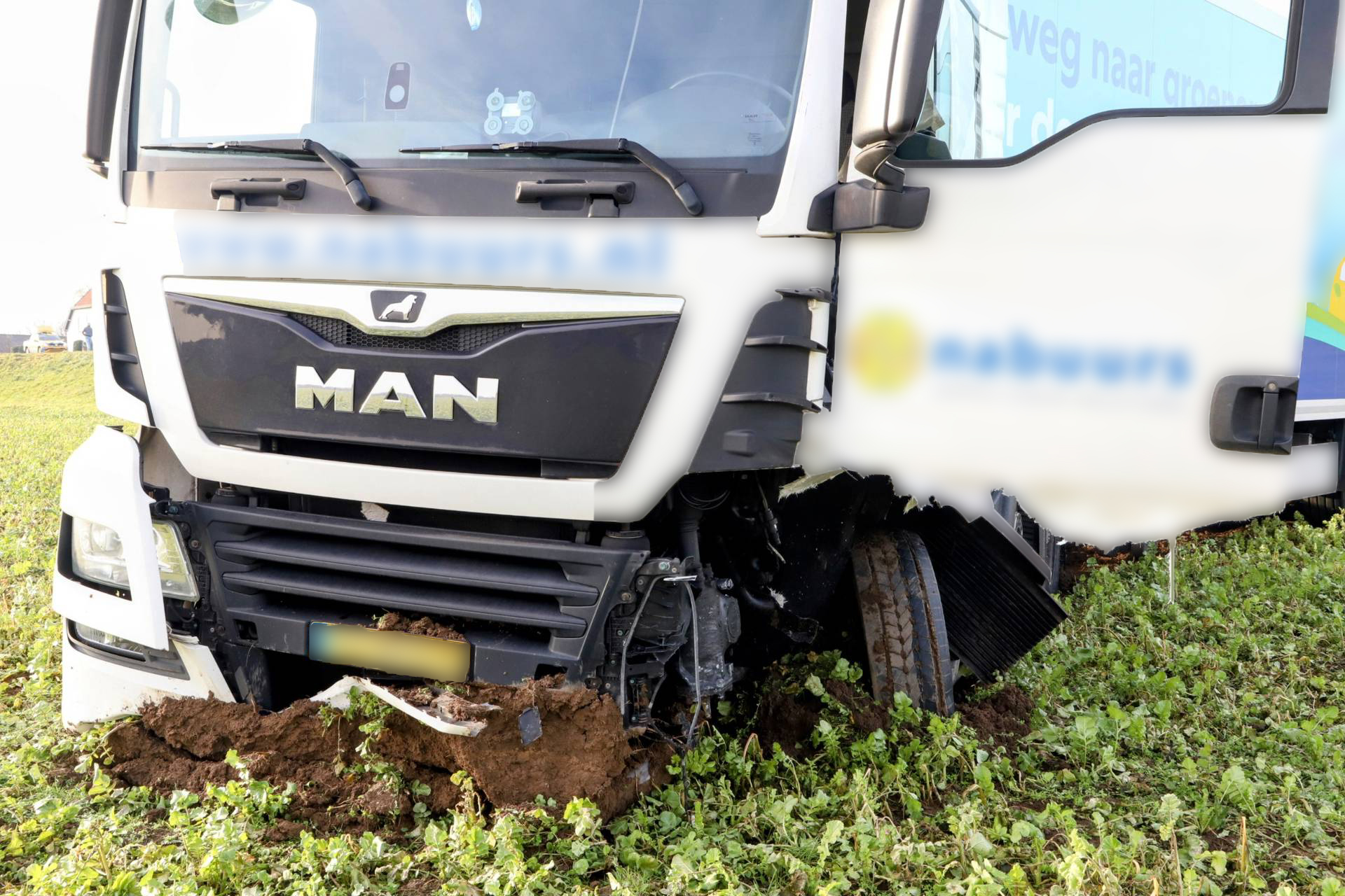 Automobilist aangehouden na botsing met vrachtwagen