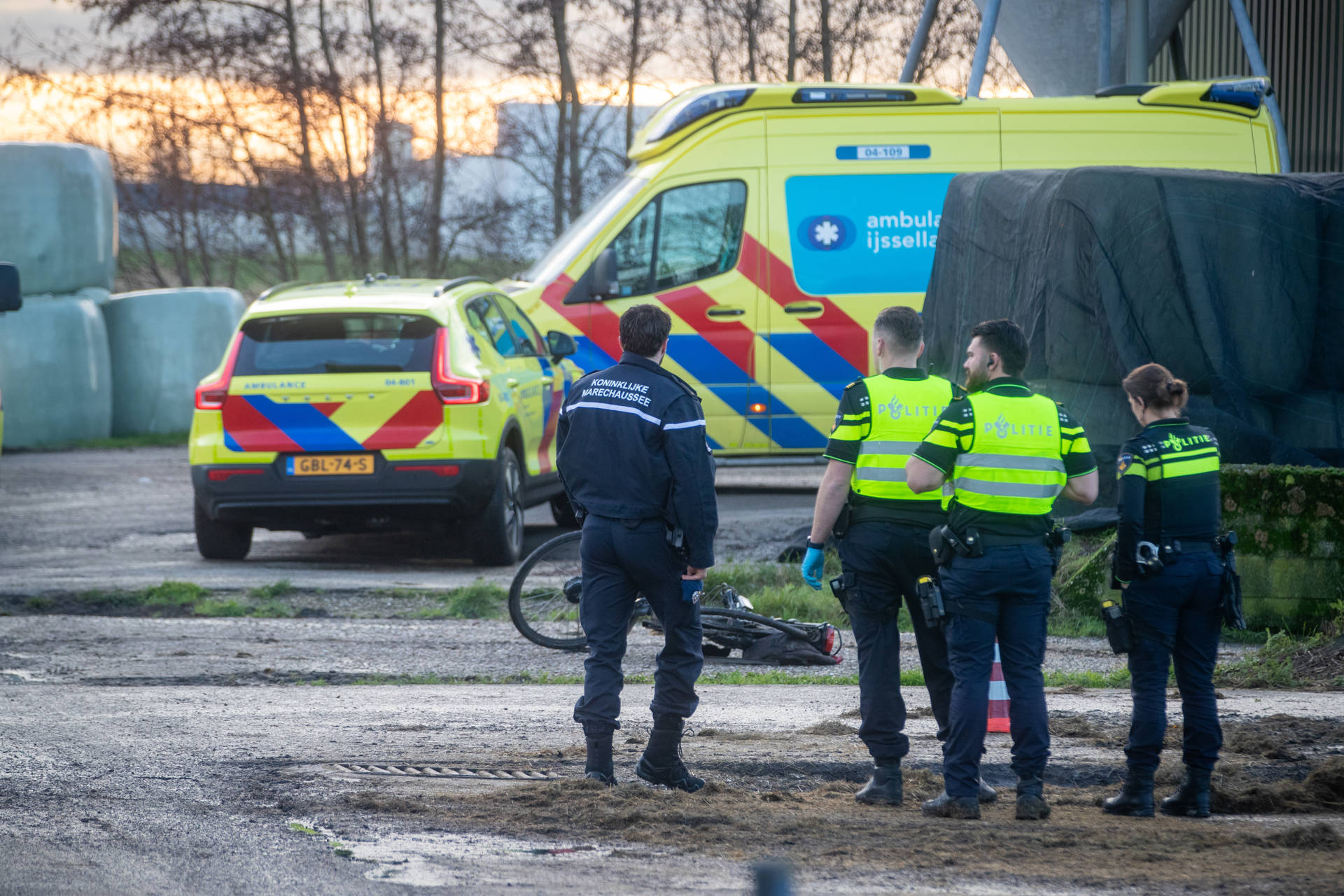UPDATE: Fietser omgekomen na botsing met landbouwvoertuig op boerenerf