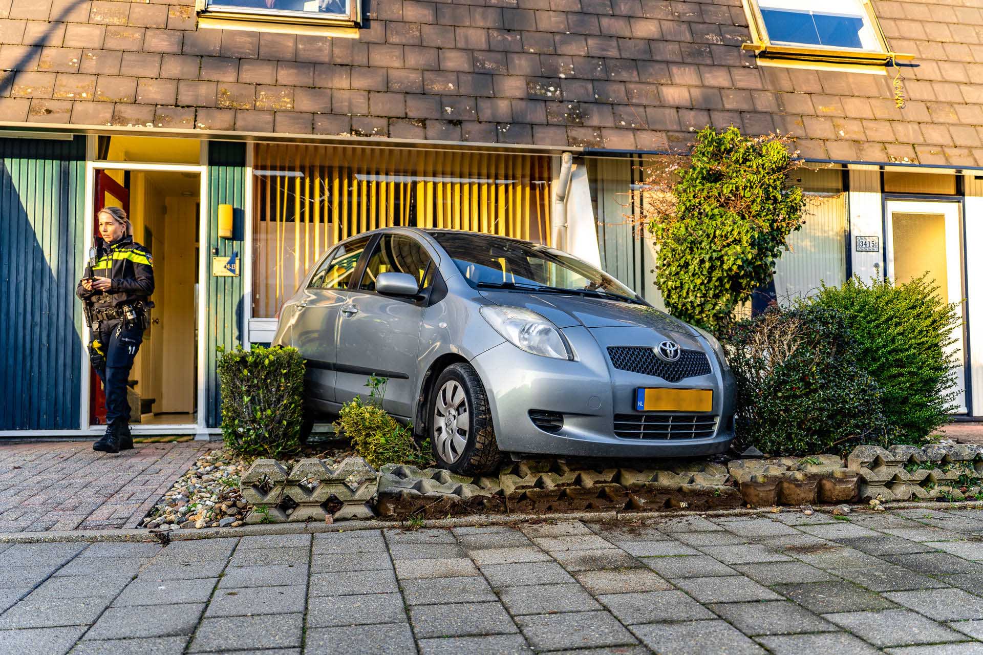Auto belandt in voortuin en veroorzaakt schade aan woning